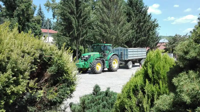 Traktorok és árumozgatás a GA-BO bonyhádi telephelyén